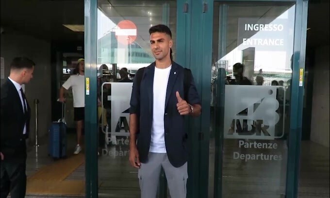 Roma, ecco Celik: il calciatore è sbarcato a Fiumicino