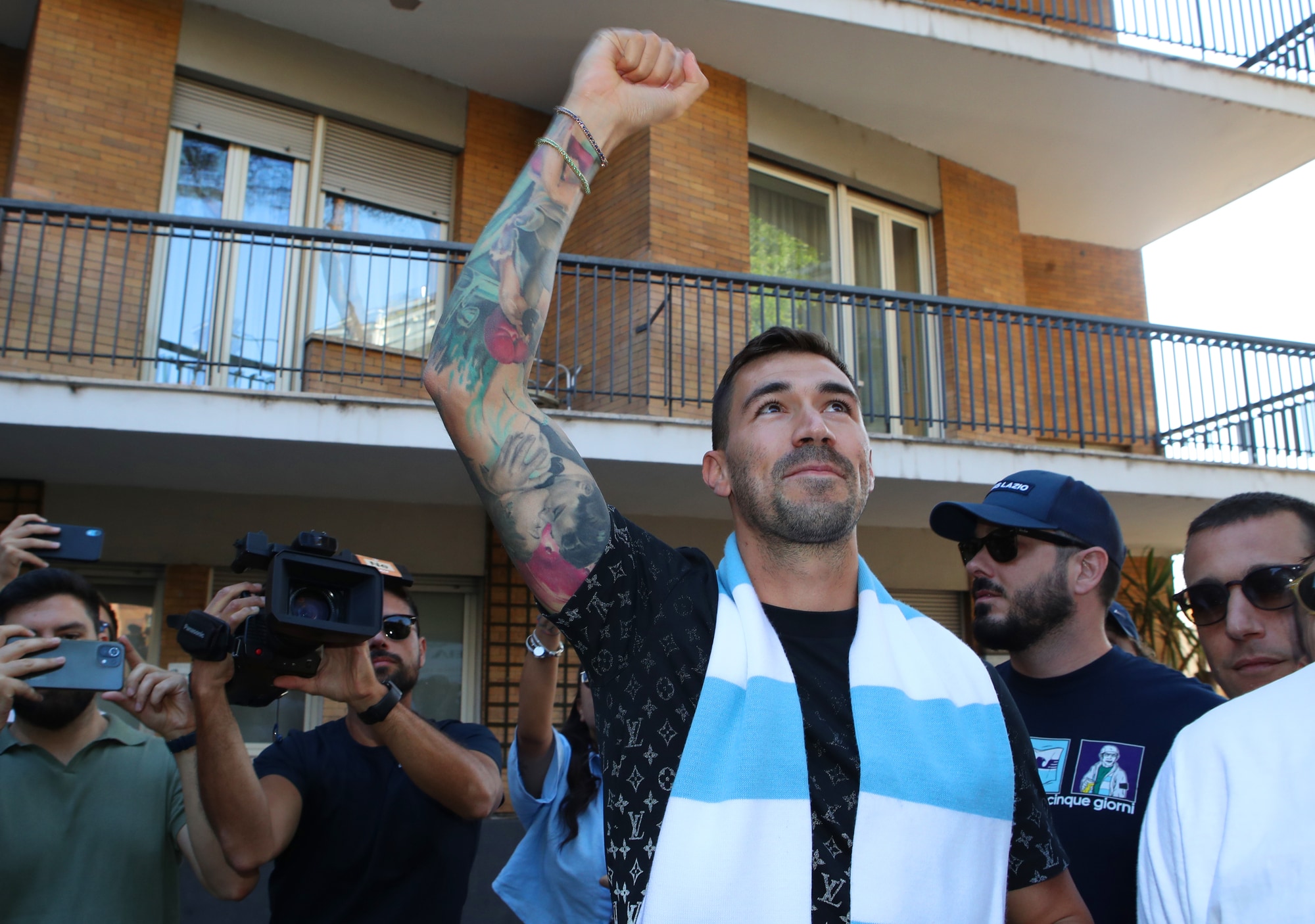 L'arrivo di Romagnoli: accoglienza super all'esterno della clinica Paideia