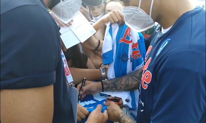 Napoli, Di Lorenzo firma autografi in ritiro da nuovo capitano