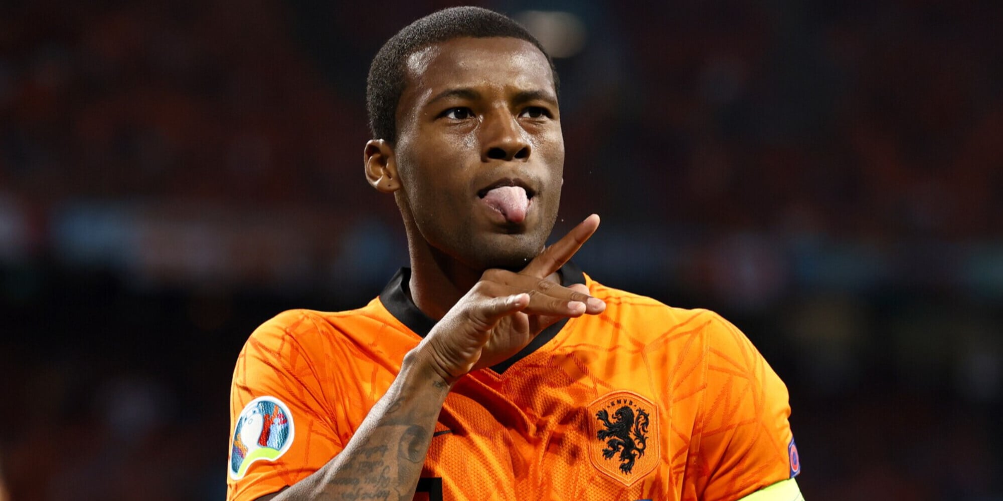 Wijnaldum, indizio social: il fratello segue la Roma. E risponde ai tifosi