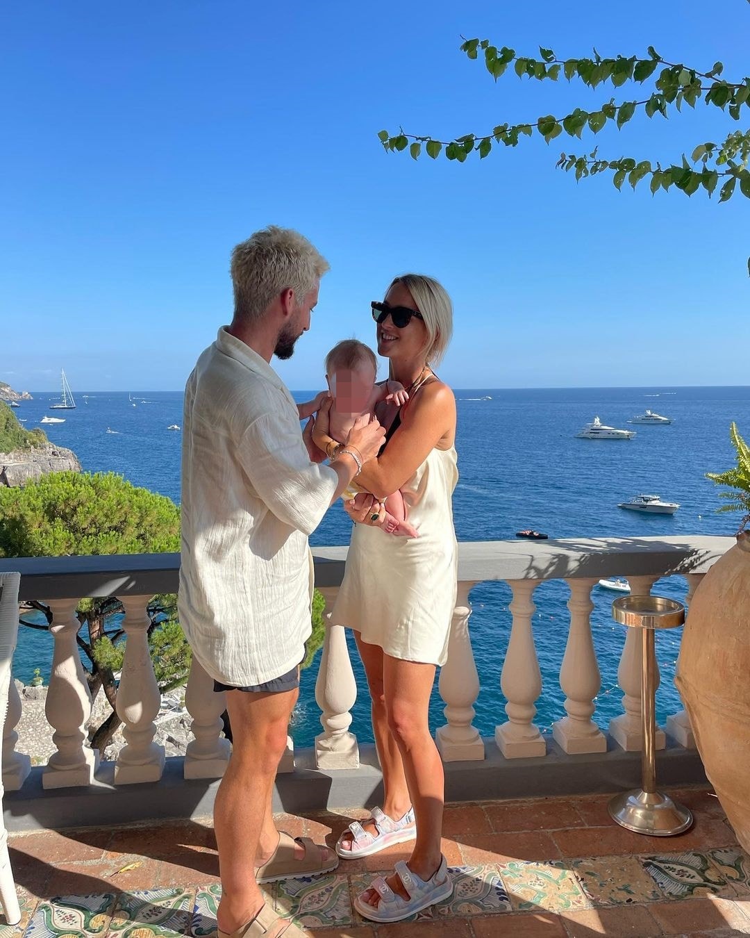 Dries Mertens e Kat Kerkhofs abbracciano il piccolo Ciro Romeo, nato a Napoli il 26 marzo