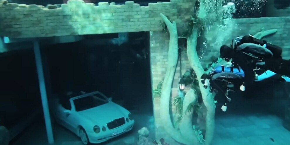 Un mare di Ferrari, Ford e Mercedes nella piscina più profonda del mondo