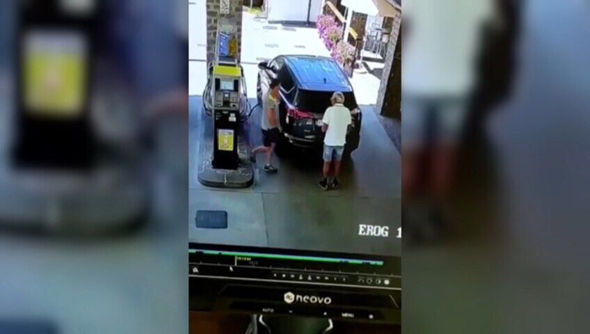 Mette benzina senza freno a mano: il Suv va contro il guardrail