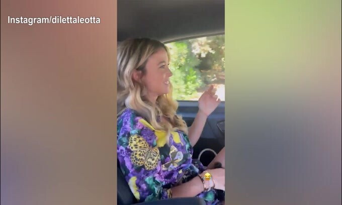 Diletta, ma che fai? Gioca con un...gonfiabile!