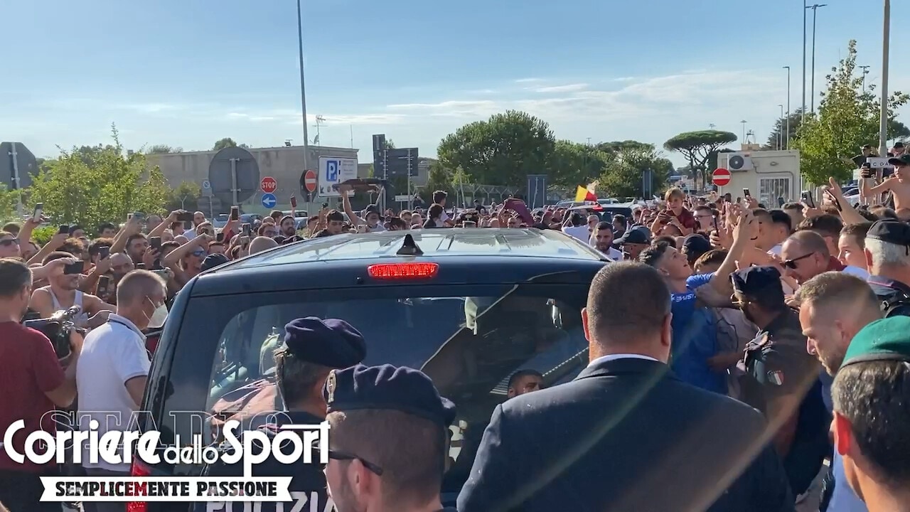 Wijnaldum sbarca, i tifosi della Roma bloccano l’aeroporto!