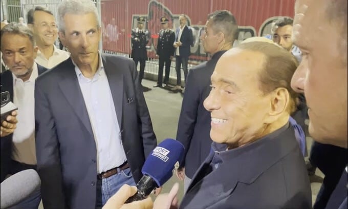 Berlusconi si rivolge alla fidanzata: "Fatti vedere senza mascherina"