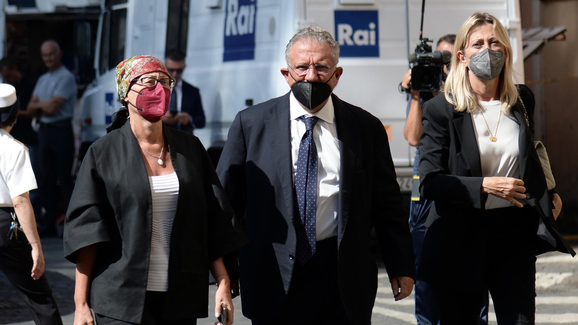 Funerali Piero Angela: la folla in Campidoglio e la commozione del figlio Alberto