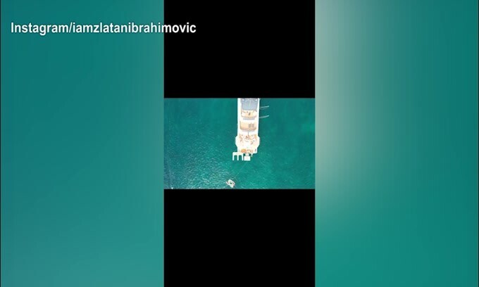 Il messaggio di Ibra dalla barca: "Ti vedo"