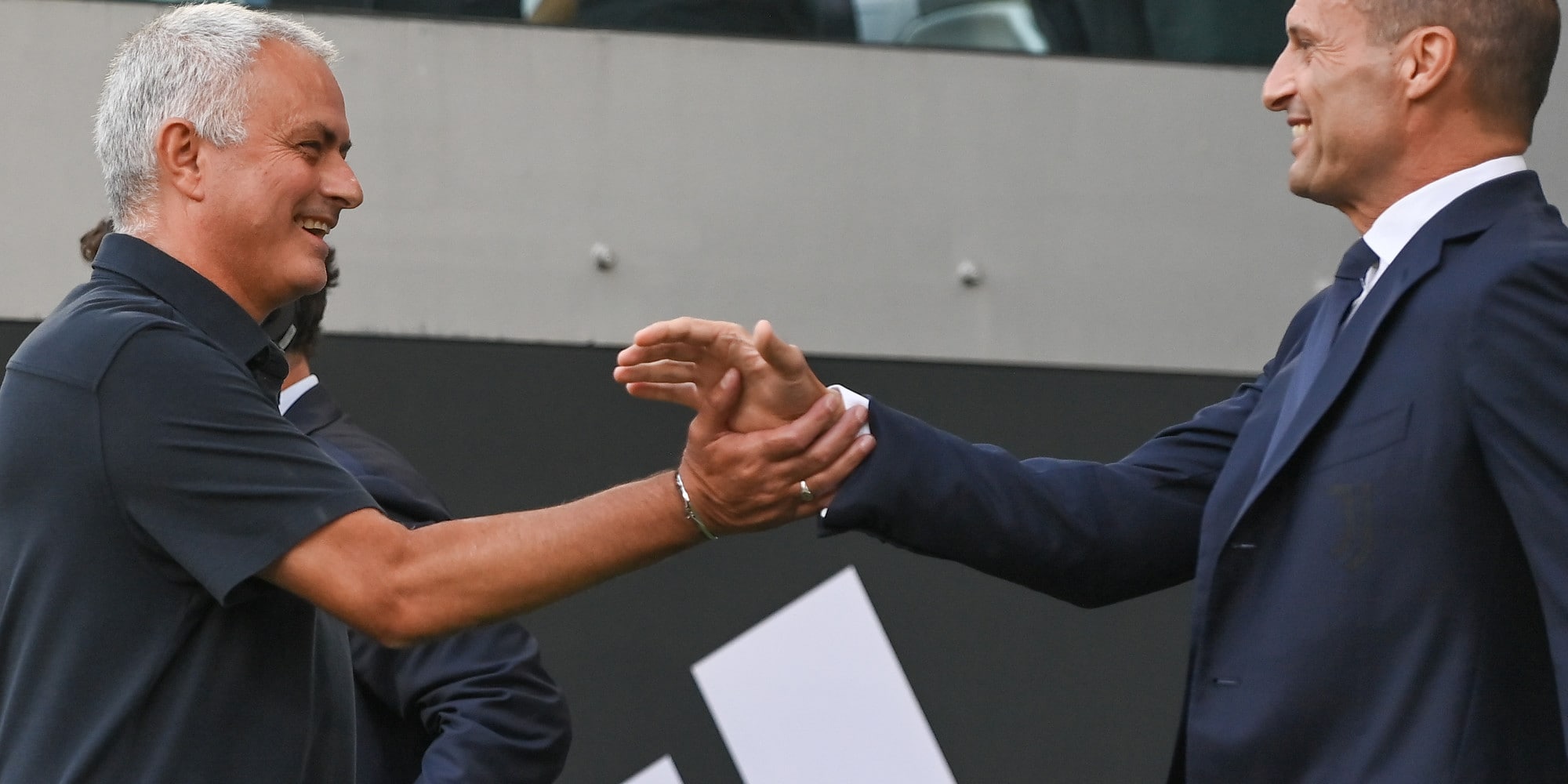 L'abbraccio tra Mourinho e Allegri prima di Juve-Roma