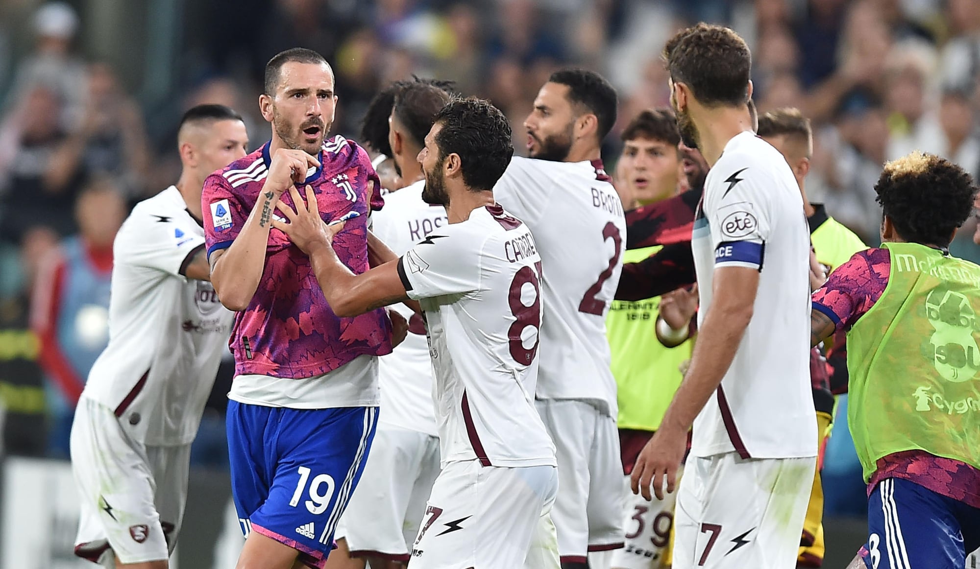 Juve-Salernitana, clamorosa rissa in campo nel finale