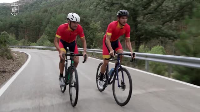 Spagna, Luis Enrique annuncia i convocati... in bicicletta!