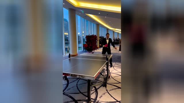 Federer, che sfida con Schwartzman... a ping pong e in smoking!