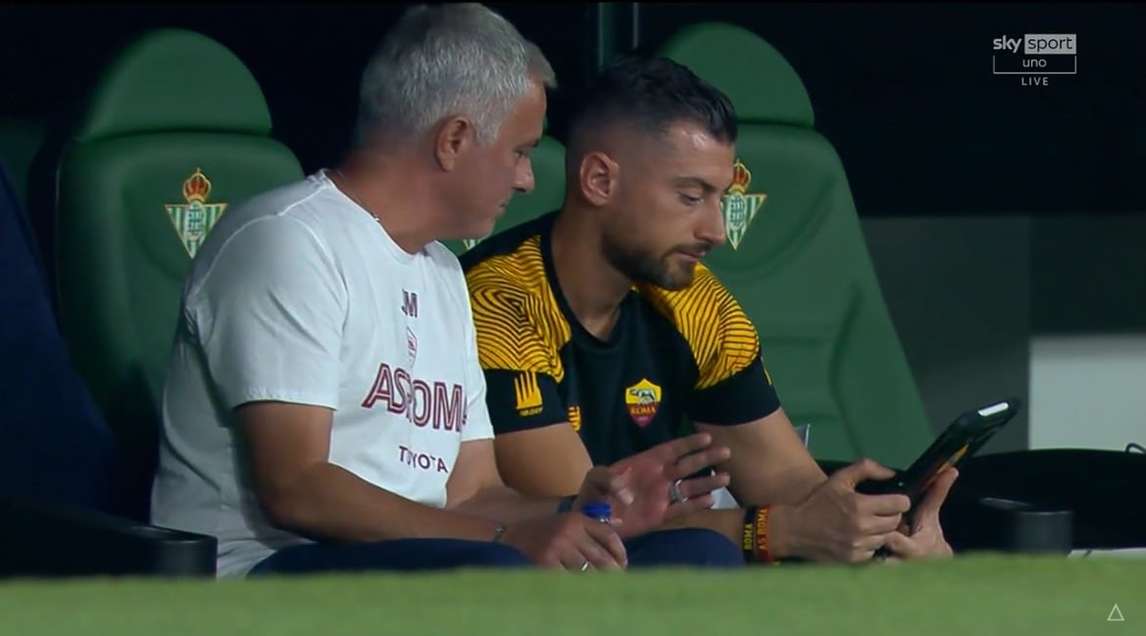 Mourinho, show durante Betis-Roma: anticipa il Var e festeggia in anticipo il pari di Belotti