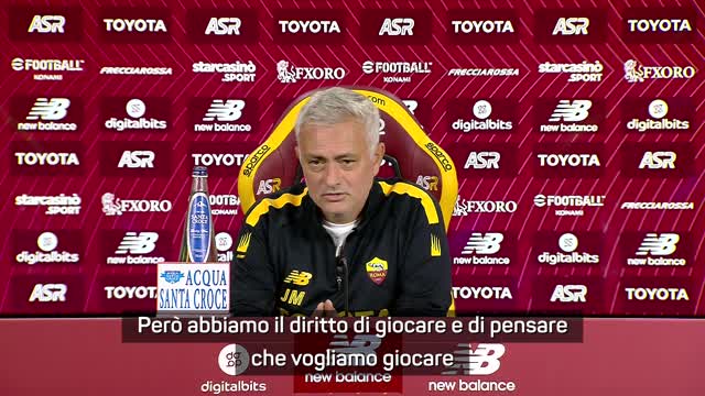 Mourinho: "Napoli favorito, ma può anche perdere..."