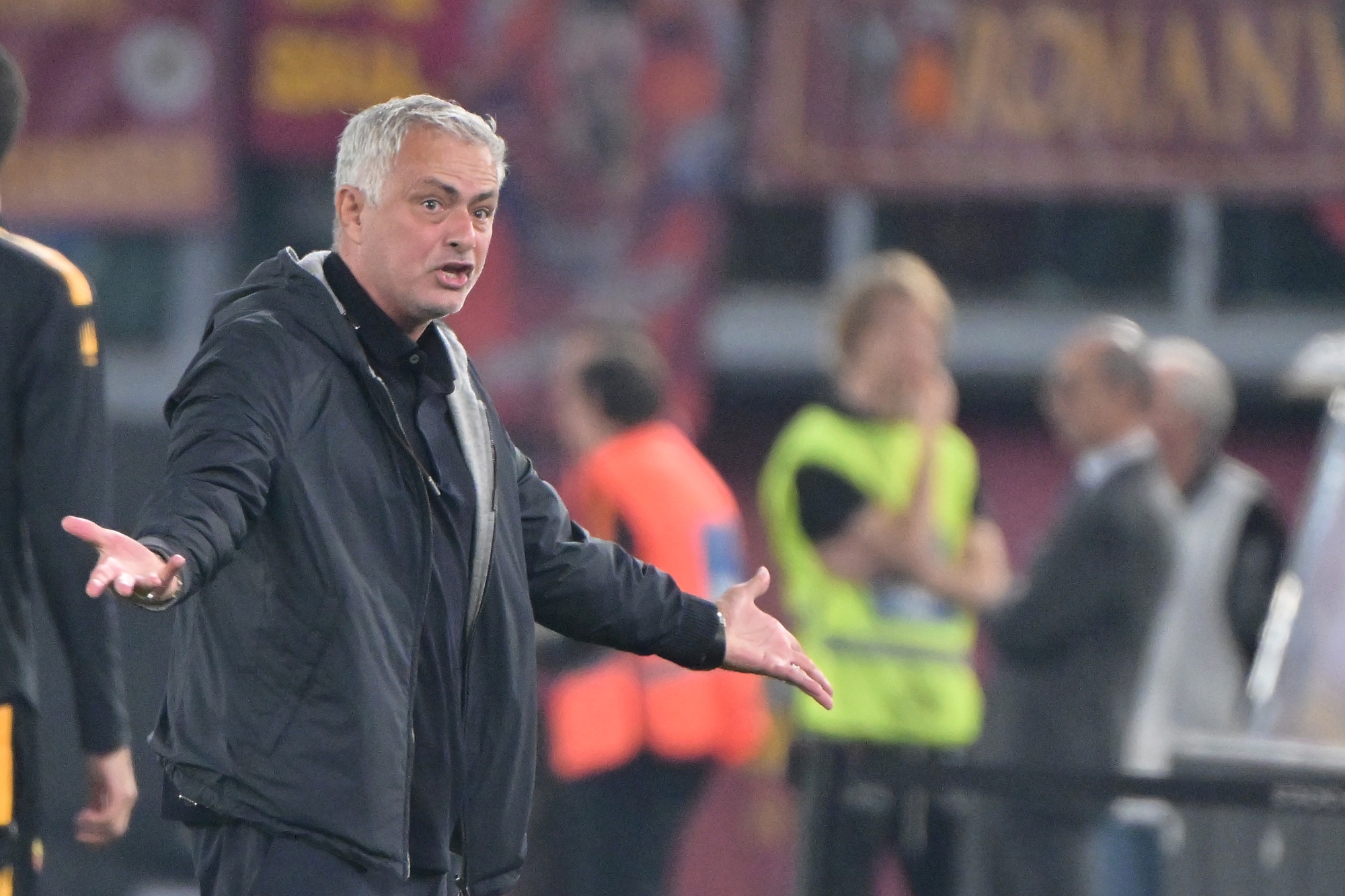 MURINHO (all.)5,5 - Si attrezza per le coperture e non ne sbaglia una, anche a uomo nelle zone. E però rimpiange Dybala, anche Wijnaldum, che dalla metà in campo su darebbero scatti, strappi, verso un’area che sta troppo lontana.