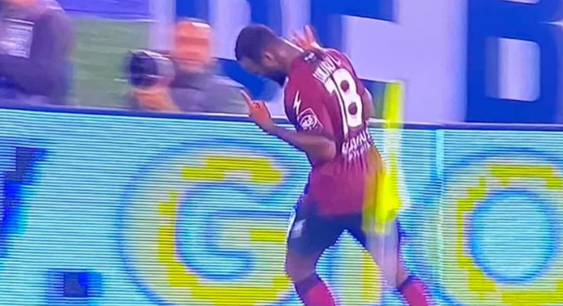 Coulibaly sommerso dai fischi dei tifosi laziali: reagisce indicando il 3-1 con le mani