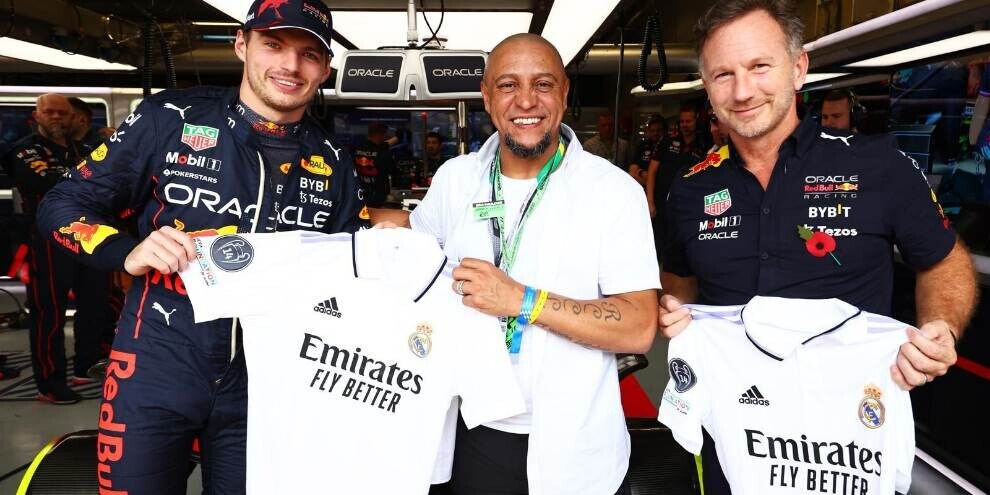 Roberto Carlos e Max Verstappen nel garage della Red Bull Racing F1.