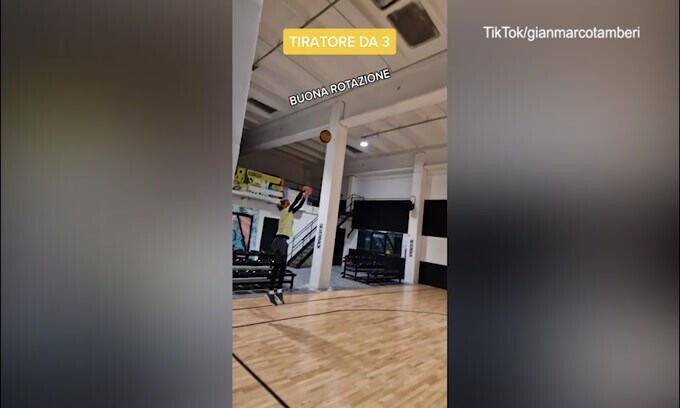 Gimbo se la cava anche col basket: il tiro da 3 è perfetto!