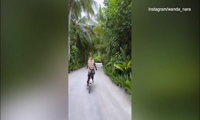 Wanda e Maurito alle Maldive: la pedalata è "floreale"