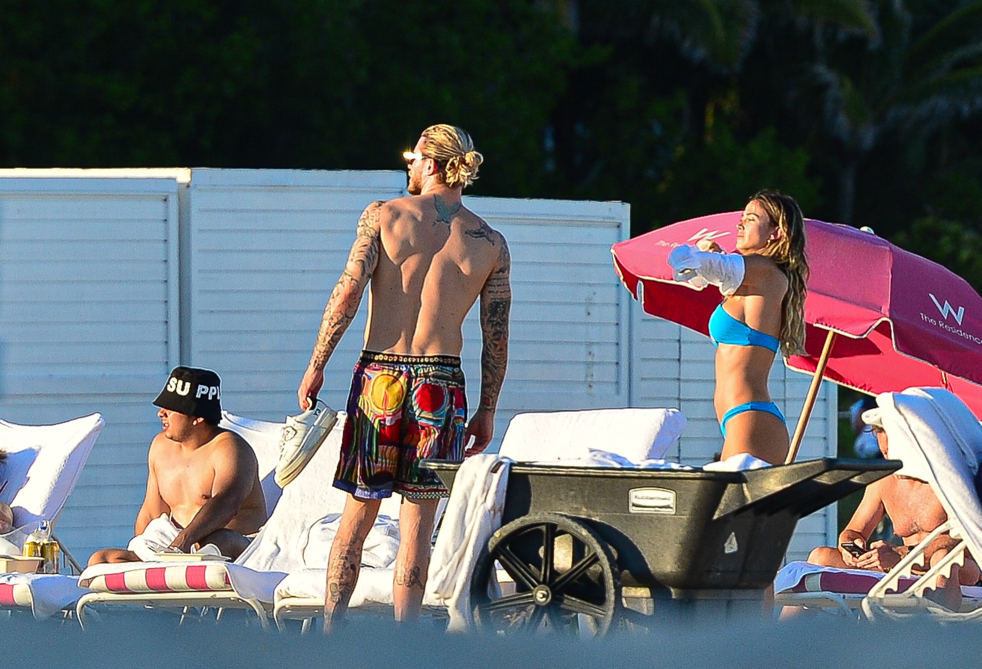 Голкипер «Ливерпуля» Лорис Кариус и Дилетта Леотта прибыли на побережье, чтобы насладиться солнечным днем на пляже в Майами.