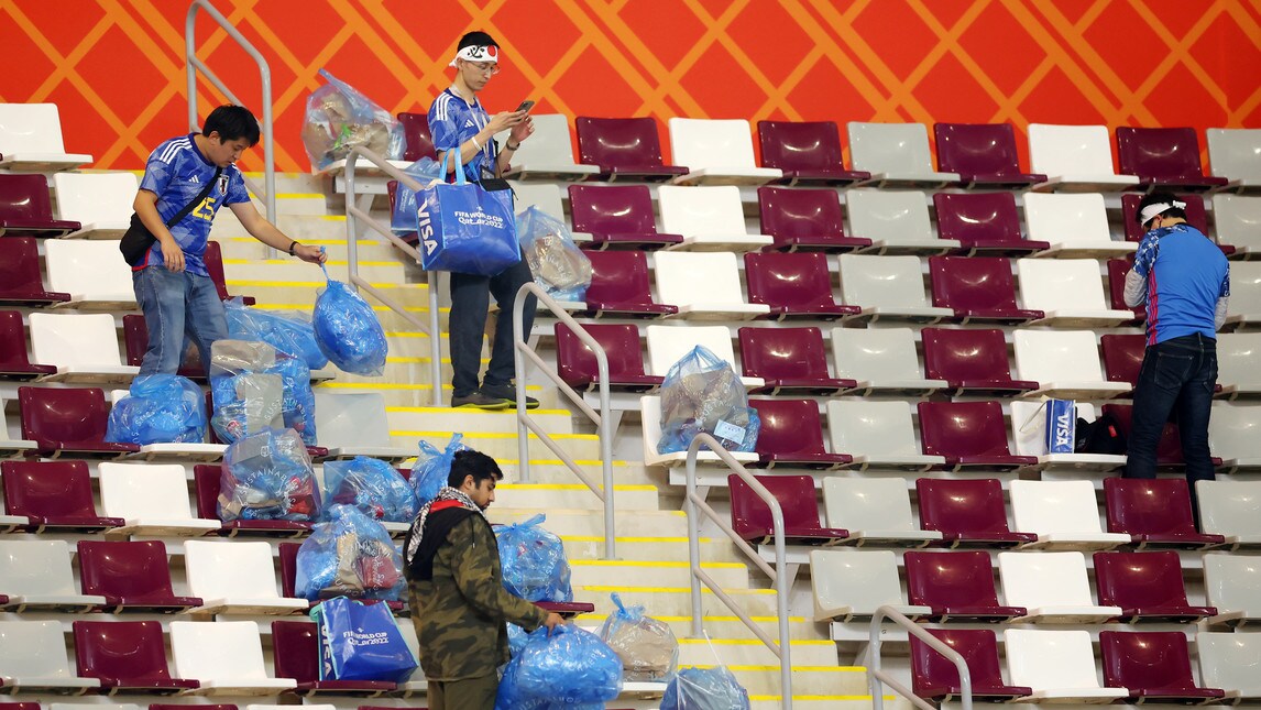 I giapponesi puliscono lo stadio: il paragone con i tedeschi fa indignare i social
