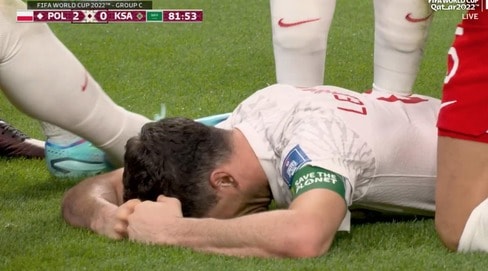 Lewandowski segna il suo primo gol al Mondiale e scoppia a piangere