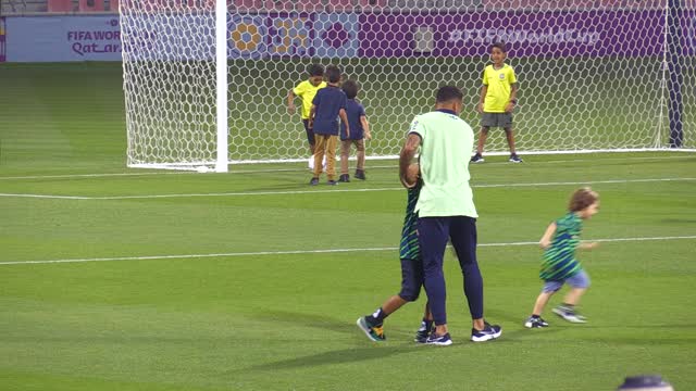 Brasil: hijos de jugadores en el campo después del entrenamiento.  Y ya se puede ver su talento