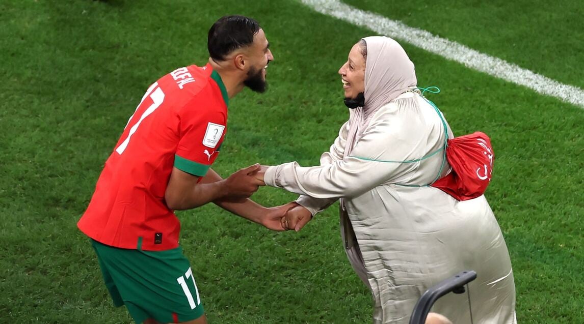 Marocco, Boufal balla con la mamma per festeggiare la vittoria con il Portogallo