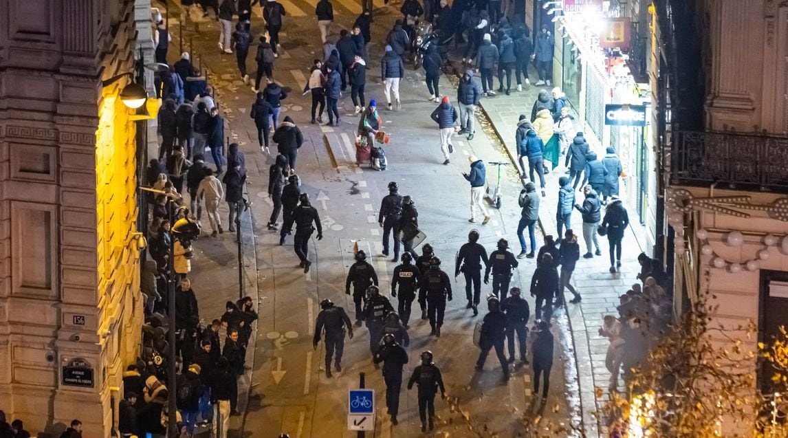 Francia, festa ma anche tensioni in piazza a Parigi: scontri con la polizia