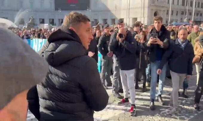 Funerali Mihajlovic, Totti lascia la chiesa dopo la funzione e va via in scooter