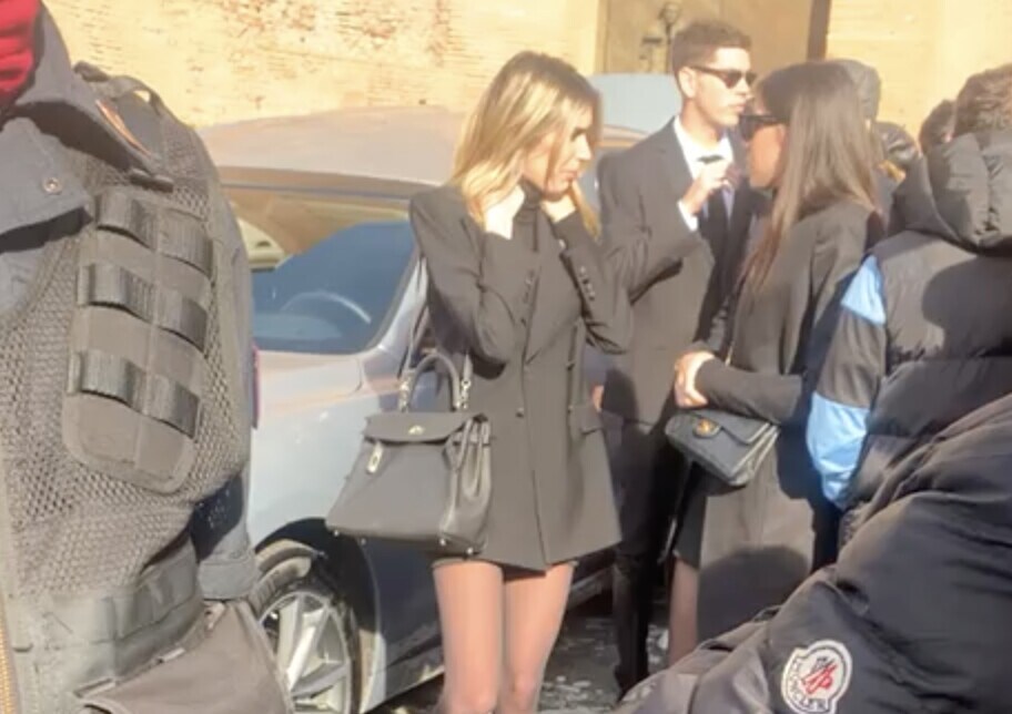 La famiglia Mihajlovic all'uscita dalla chiesa dopo i funerali