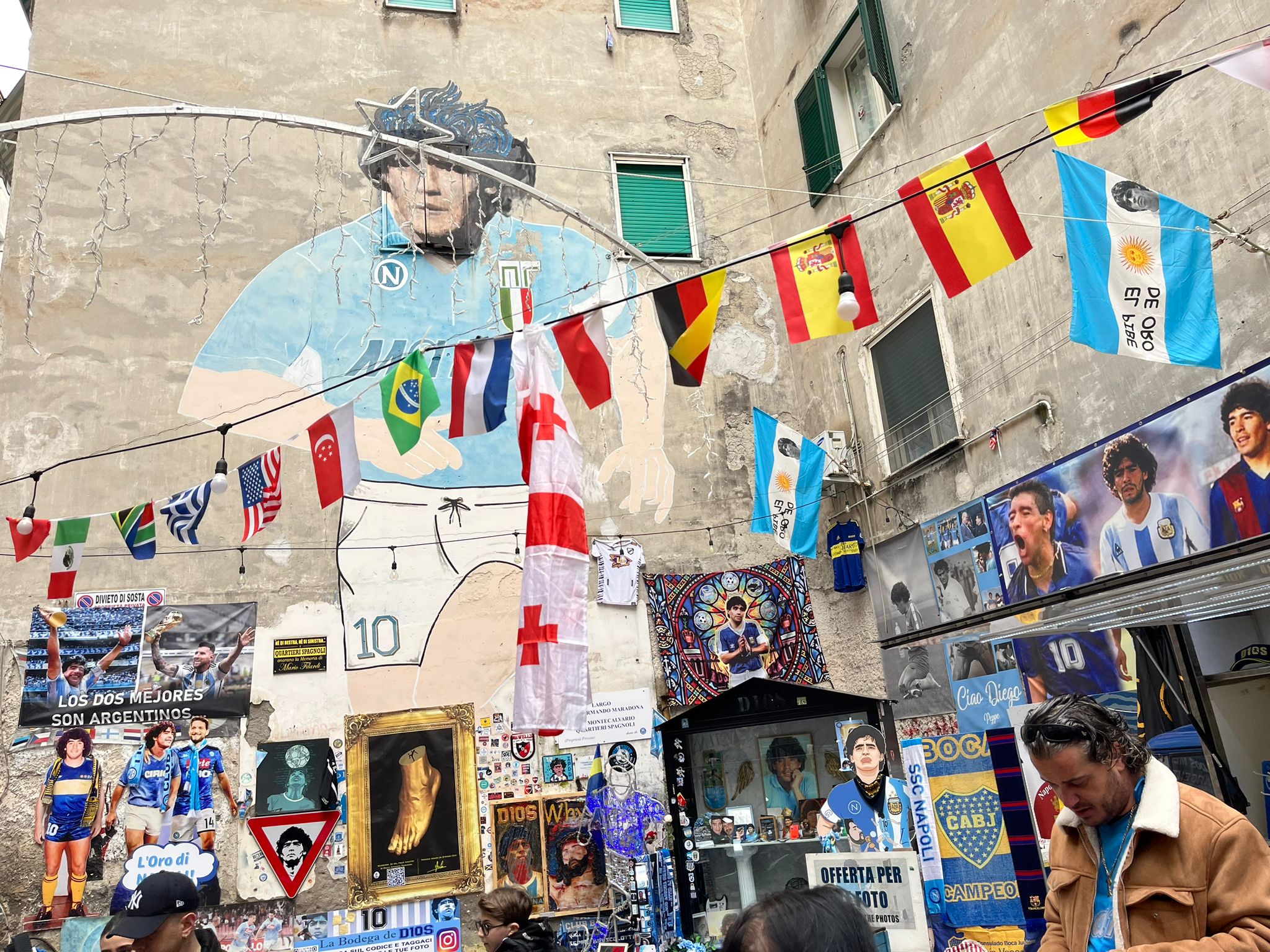 napoli-il-murales-di-maradona-ai-quartieri-spagnoli-spunta-anche-il