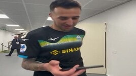 Vecino rivede sul cellulare il gol al Napoli: "Bello eh"