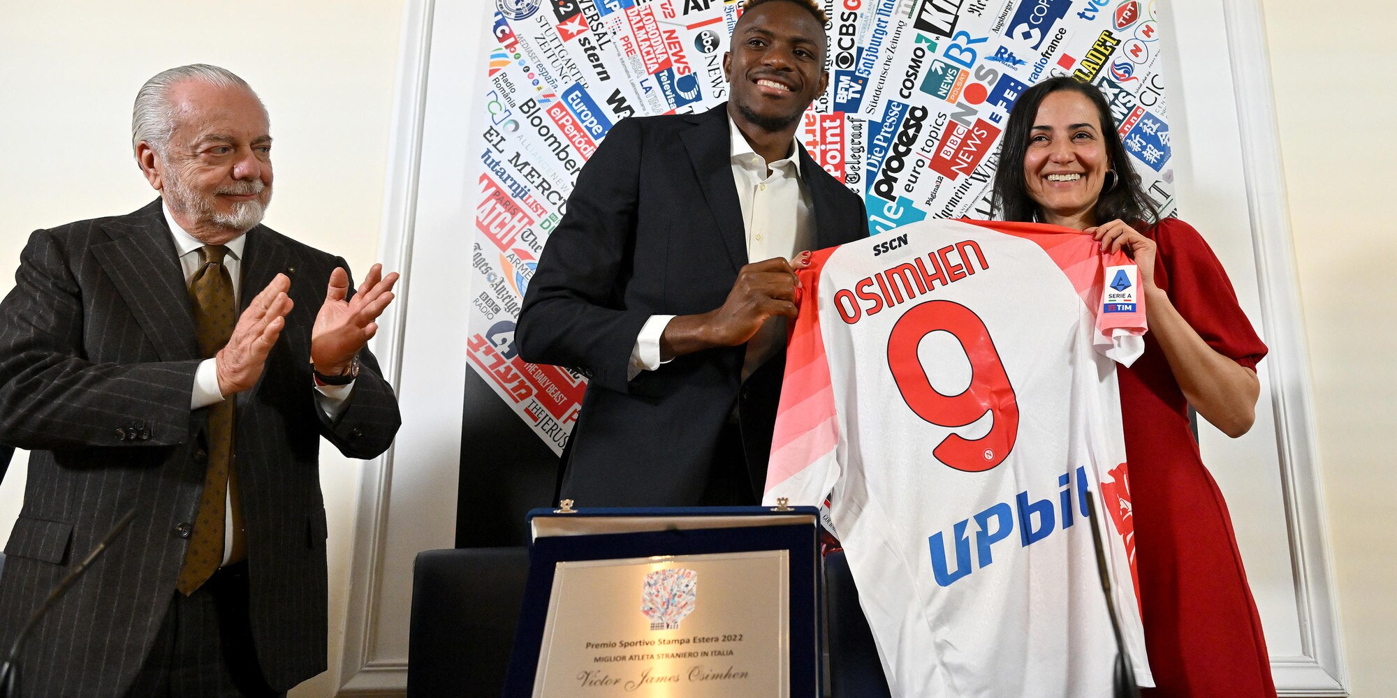 Osimhen vince il Premio Sportivo della Stampa Estera: le foto accanto a De Laurentiis