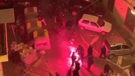 Napoli-Eintracht, razzi e lacrimogeni nella notte: scontri tra tifosi e polizia