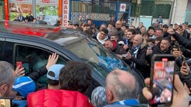 “Ragazzi è Osimhen!”, auto circondata da tifosi prima di Napoli-Milan