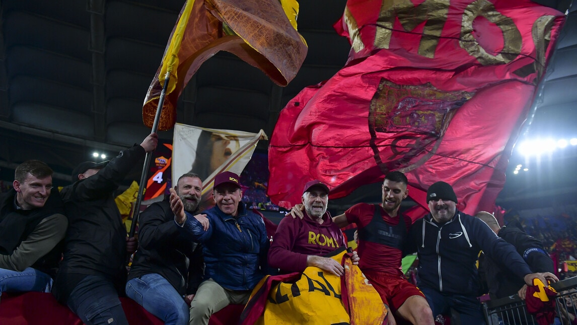 Roma in semifinale di Europa League, Pellegrini festeggia in Curva Sud 