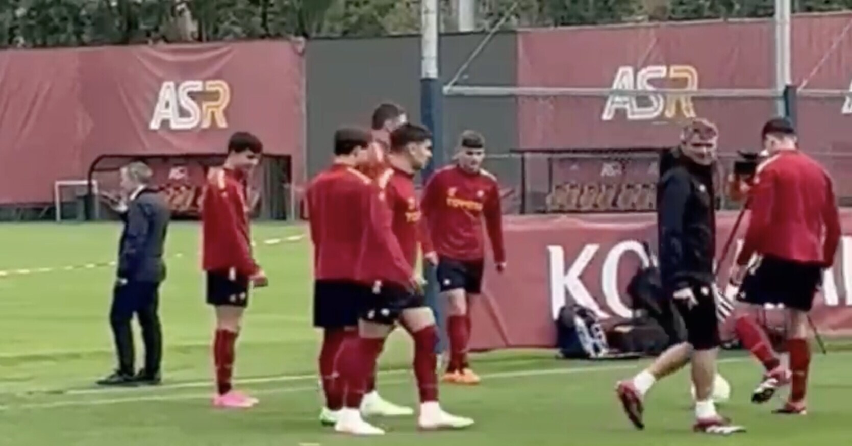 Roma Bayer Leverkusen, Dybala training with the group at the end