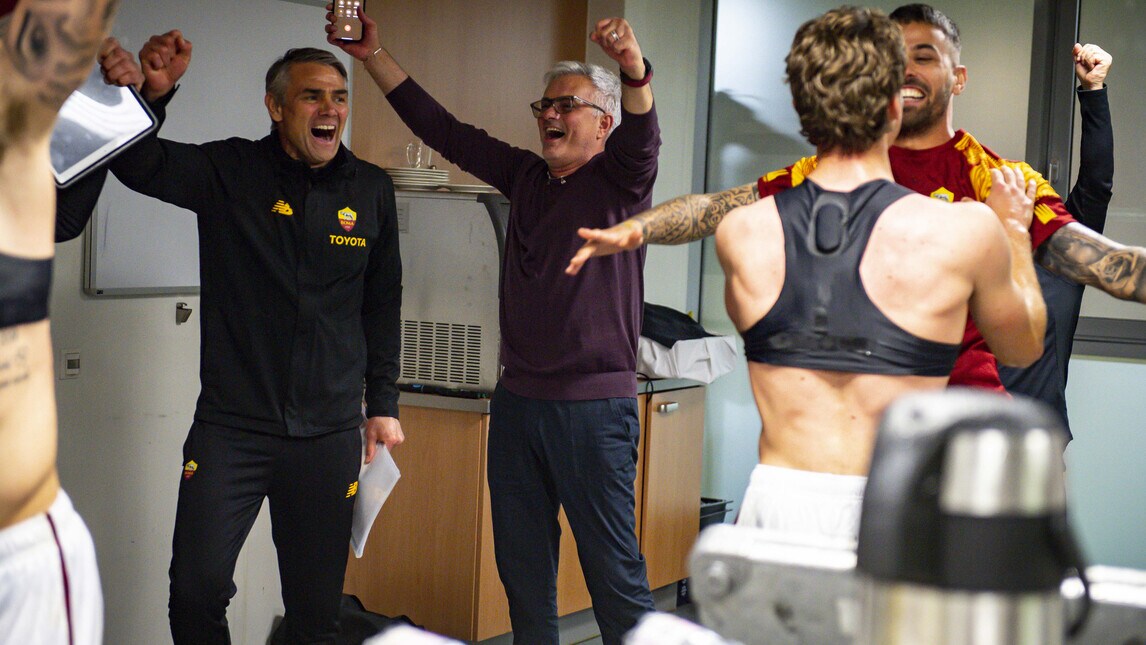 Roma, Mourinho scatenato nello spogliatoio: le FOTO della festa in Europa League