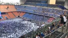 San Siro si riempie: ecco le immagini dell'interno
