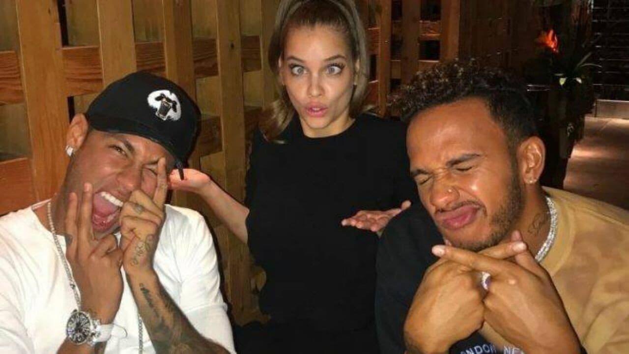 Sempre nel 2016 è stata la volta della top model Barbara Palvin (nella foto insieme a Neymar). Avvistati diverse volte insieme, non hanno mai chiarito la natura del loro legame.