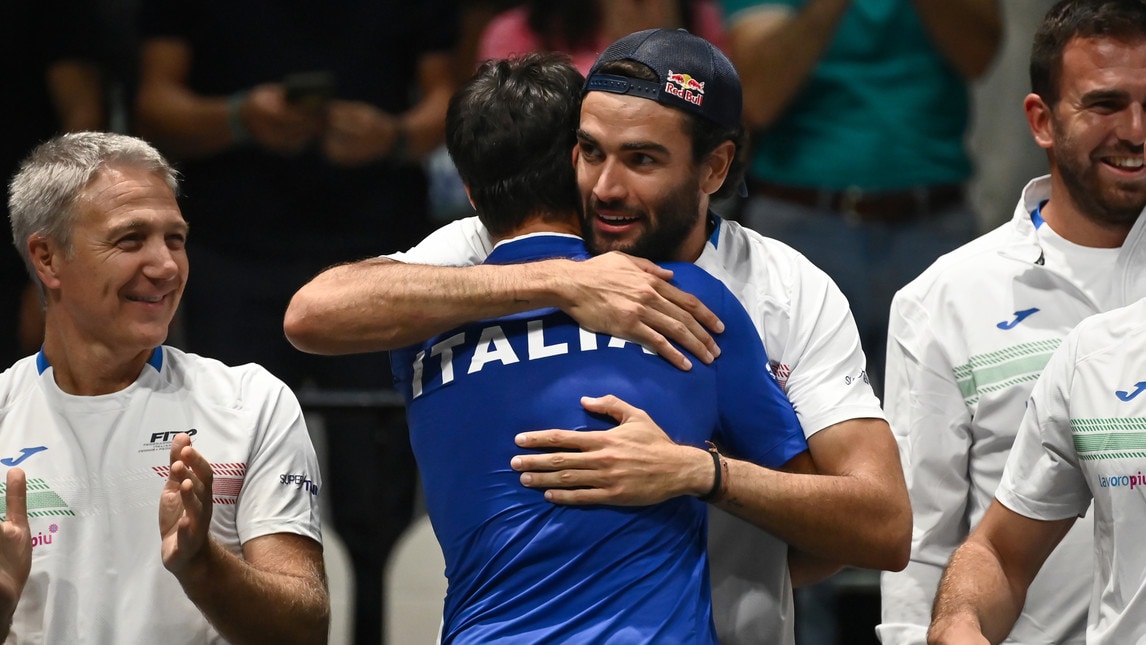 Coppa Davis, l'emozionante abbraccio tra Berrettini e Sonego dopo la vittoria contro il Cile