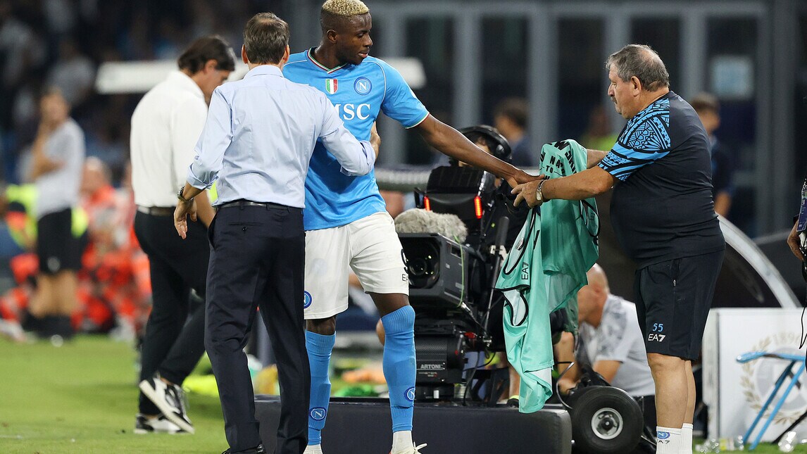 La partita di Osimhen, dagli applausi dopo il gol all'abbraccio con Garcia