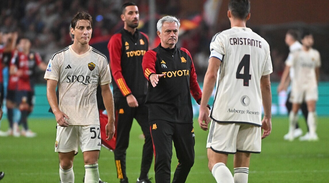 Mourinho e la Roma sotto il settore ospiti: confronto con i tifosi dopo il ko contro il Genoa