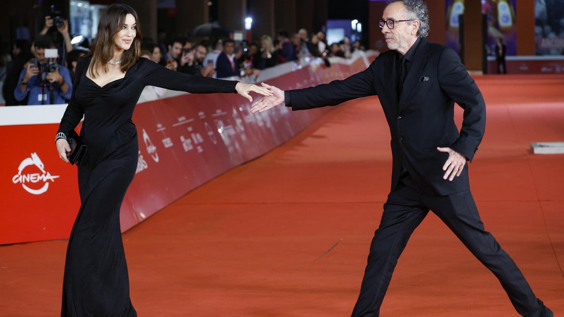 Monica Bellucci e Tim Burton insieme: a Roma la prima uscita ufficiale della coppia