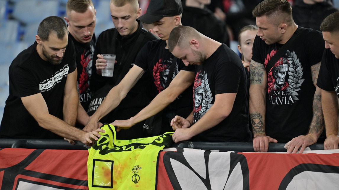 Roma-Slavia Praga shock, la pettorina insanguinata dello steward esposta dai tifosi cechi