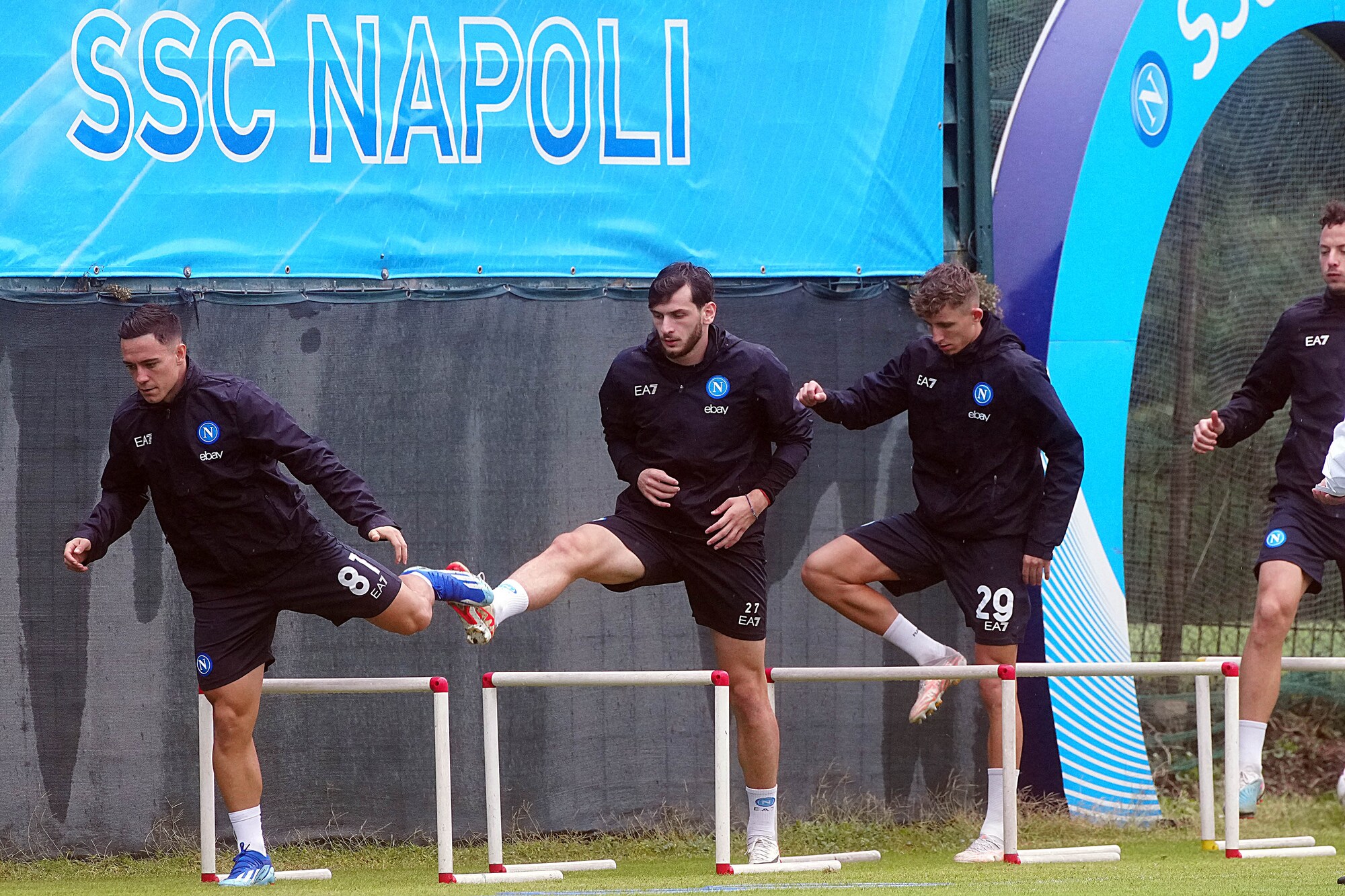 Napoli, sorrisi e pioggia prima dell'Union: le foto dell'allenamento