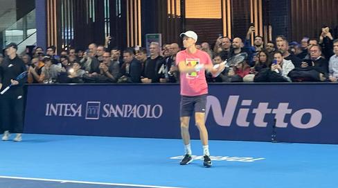 Sinner si allena prima della semifinale con Medvedev: tifosi impazziti