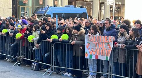 Torino impazzita, centinaia di tifosi davanti all'hotel di Sinner