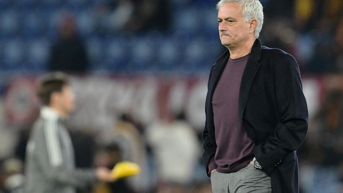 Roma-Sheriff, Mourinho in campo assiste al riscaldamento